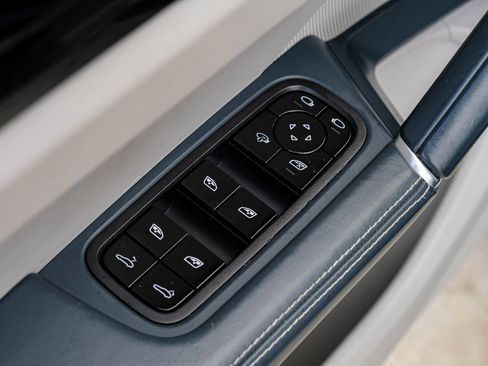 Used 2019 Porsche Cayenne S image 37