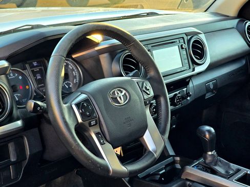 Used 2016 Toyota Tacoma SR5 AWD/4WD image 11