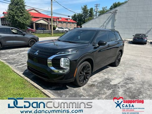 Used 2023 Mitsubishi Outlander SE AWD/4WD image 1