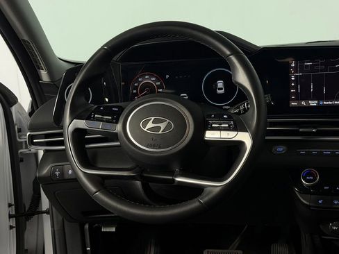 Used 2025 Hyundai Elantra SEL FWD image 13