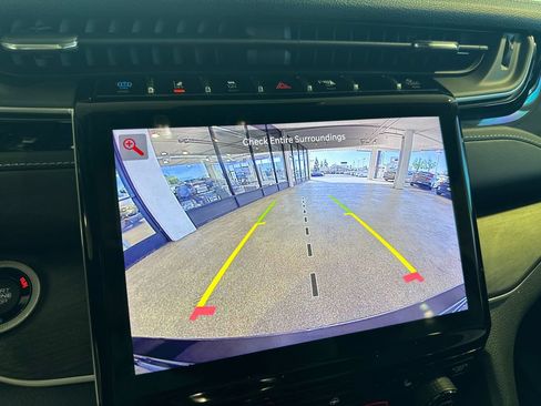 Used 2023 Jeep Grand Cherokee 4WD 4xe image 12