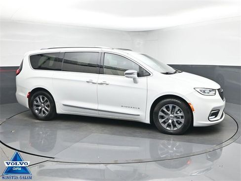 Used 2022 Chrysler Pacifica Pinnacle image 1