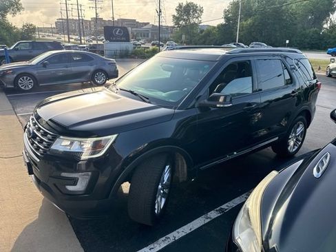 Used 2017 Ford Explorer XLT w/ Equipment Group 202A AWD/4WD image 3