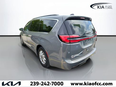 Used 2022 Chrysler Pacifica Touring-L FWD image 4