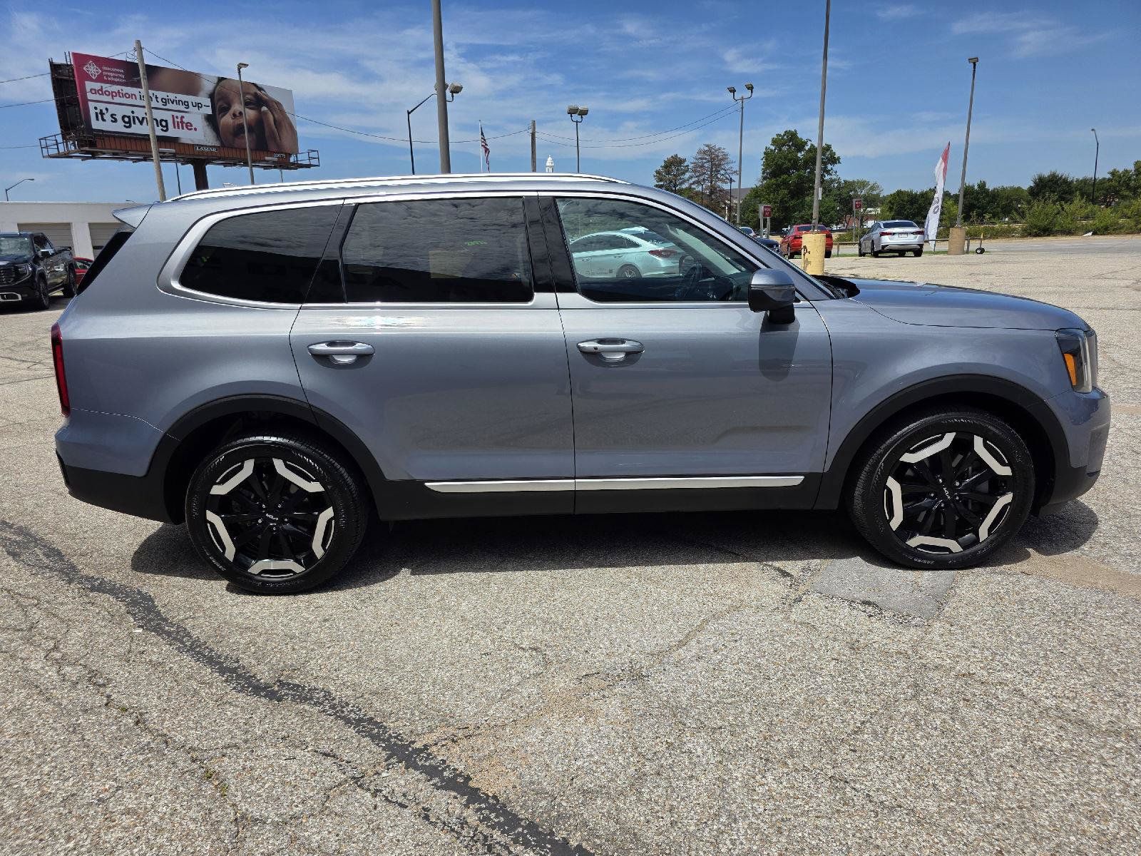 Used 2023 Kia Telluride S w/ S Sunroof Package FWD image 4