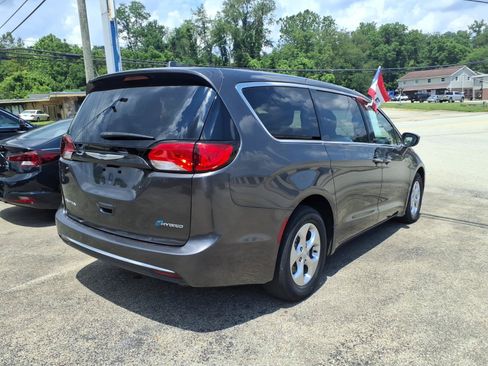 Used 2017 Chrysler Pacifica Touring Plus FWD image 3