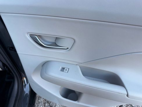 Used 2025 Hyundai Kona Limited image 18