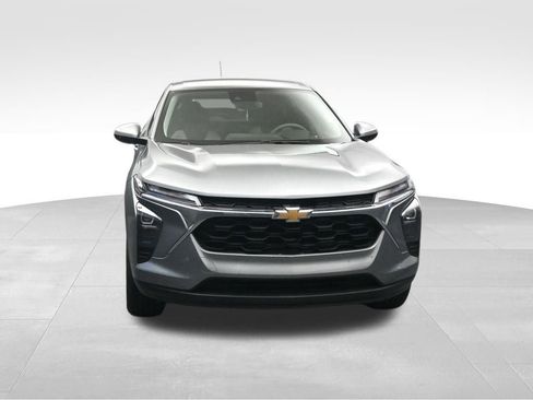 Used 2025 Chevrolet Trax LS w/ LS Convenience Package FWD image 8