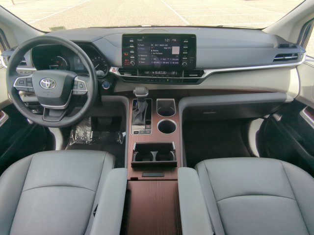 Certified 2024 Toyota Sienna XLE FWD image 18