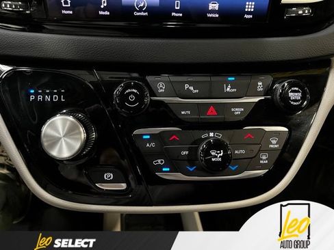 Used 2023 Chrysler Pacifica Touring-L FWD image 15
