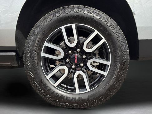 Used 2024 GMC Yukon XL AT4 w/ Technology Package AWD/4WD image 14