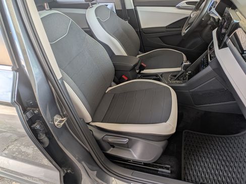 Used 2025 Volkswagen Taos SE w/ Panoramic Sunroof Package FWD image 21