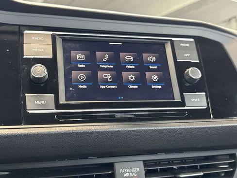 Certified 2022 Volkswagen Jetta SE FWD image 17