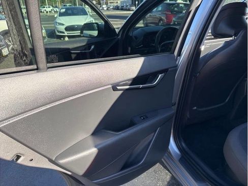 Used 2023 Kia Niro LX image 28