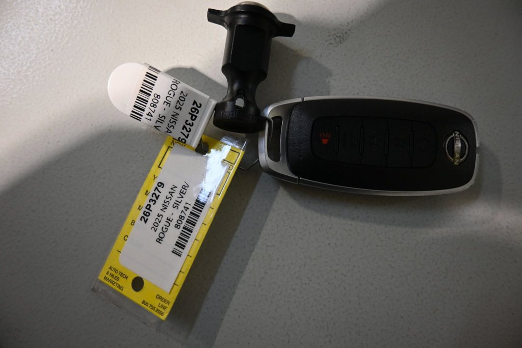 Used 2025 Nissan Rogue SV AWD/4WD image 20