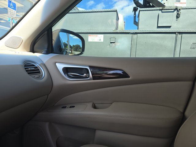 Used 2015 Nissan Pathfinder Platinum FWD image 26