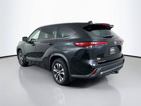 Used 2022 Toyota Highlander XLE AWD/4WD image 10