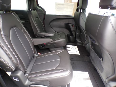 New 2026 Chrysler Pacifica Select image 7