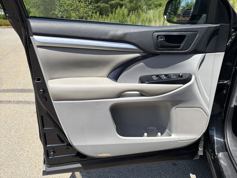 Used 2019 Toyota Highlander LE FWD image 10
