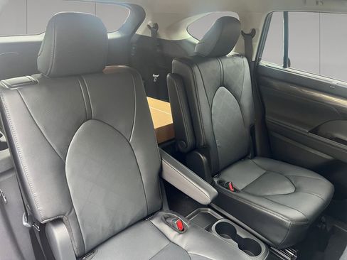 New 2026 Toyota Highlander Platinum AWD/4WD image 18