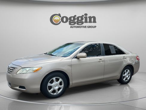 Used 2009 Toyota Camry SE FWD image 1