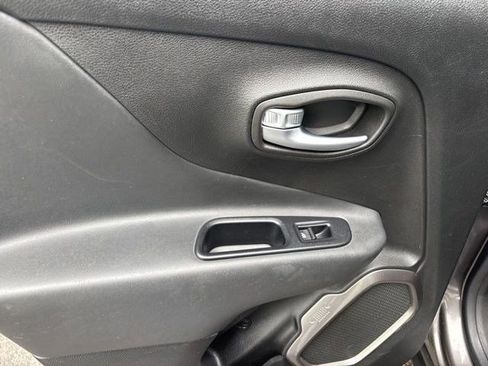 Used 2019 Jeep Renegade Limited w/ LED Lighting Group AWD/4WD image 32