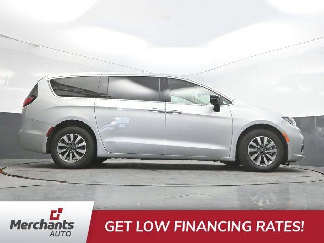 Used 2024 Chrysler Pacifica Limited FWD image 29