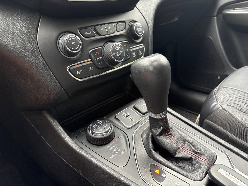 Used 2020 Jeep Cherokee Trailhawk AWD/4WD image 26