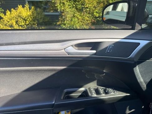 Used 2020 Ford Fusion SE FWD image 6