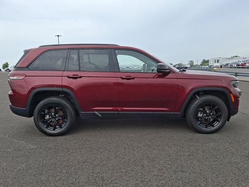 Certified 2025 Jeep Grand Cherokee Altitude AWD/4WD image 7