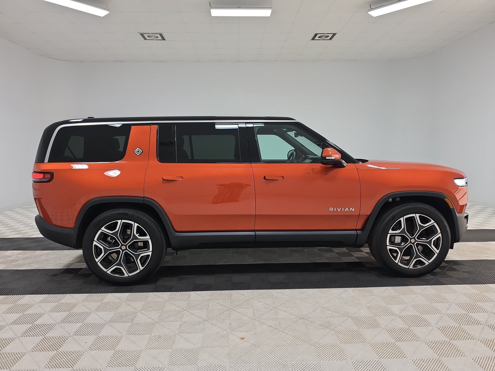 Used 2025 Rivian R1S Adventure Dual AWD/4WD image 6