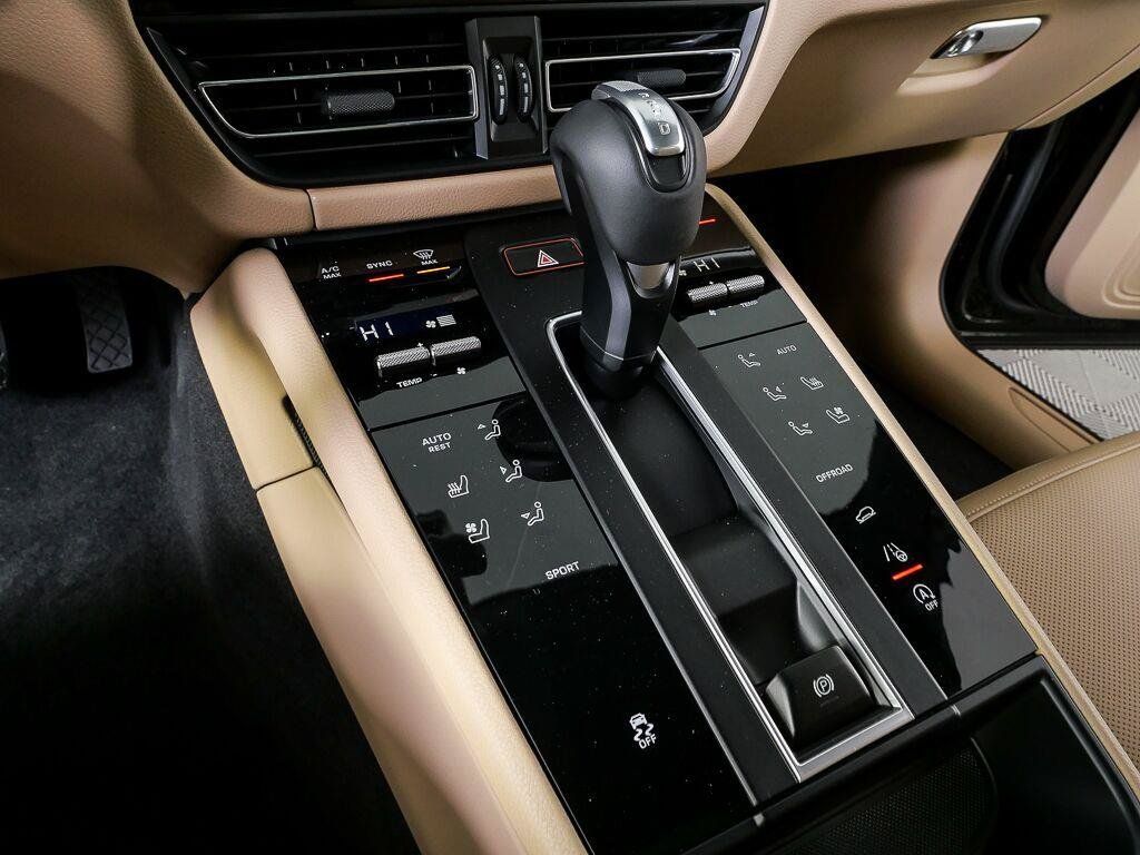 Certified 2026 Porsche Macan AWD/4WD image 18