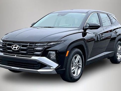 Used 2025 Hyundai Tucson SE image 2