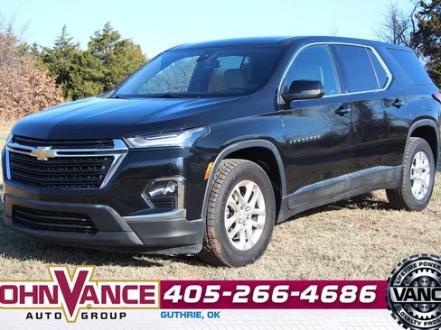 Used 2023 Chevrolet Traverse LS image 3