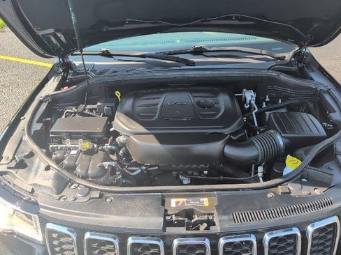 Used 2021 Jeep Grand Cherokee Laredo AWD/4WD image 9
