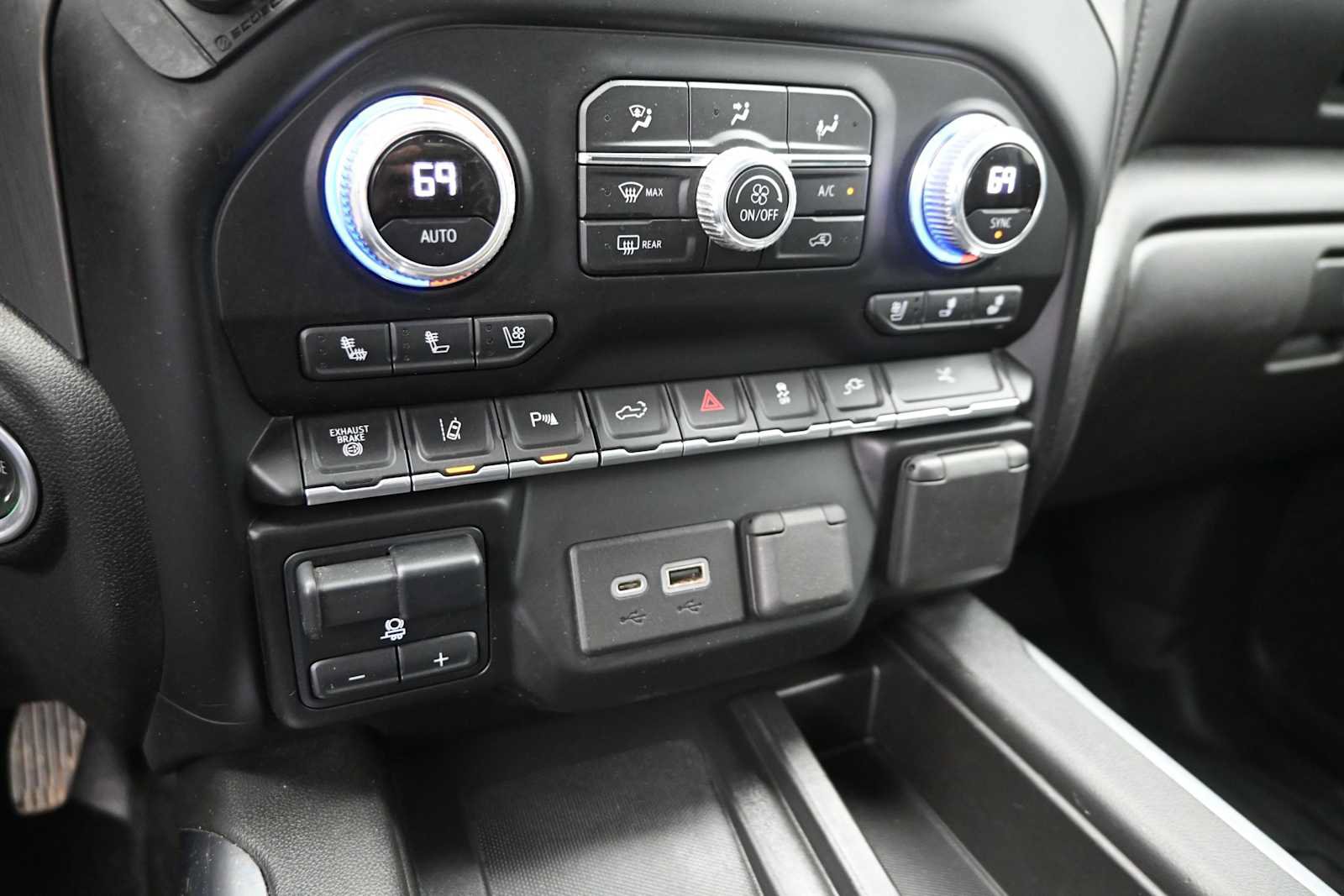 Used 2022 GMC Sierra 3500 Denali AWD/4WD image 25