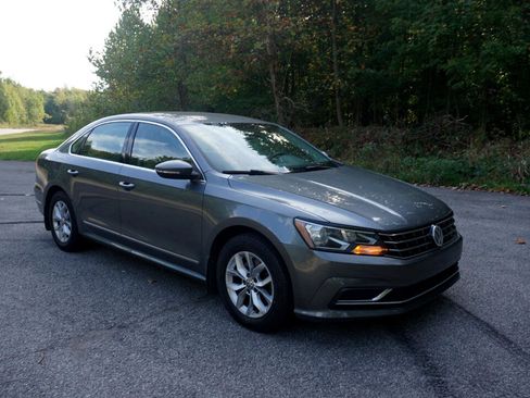 Used 2017 Volkswagen Passat 1.8T S image 7