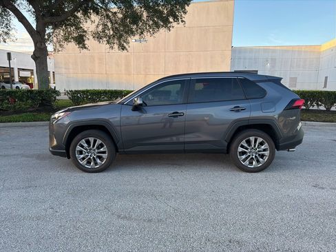 Used 2022 Toyota RAV4 XLE Premium image 2