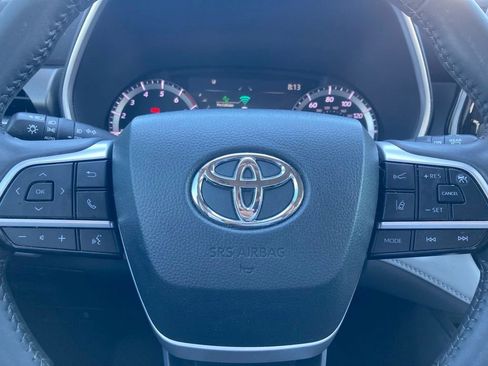 Used 2024 Toyota Highlander XLE FWD image 14