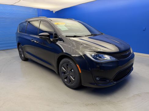 Used 2020 Chrysler Pacifica Limited w/ Advanced Safetytec Group FWD image 2