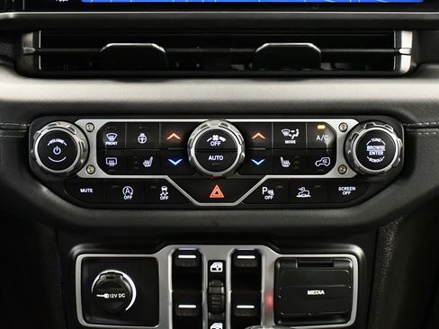 Used 2025 Jeep Wrangler Sahara image 28