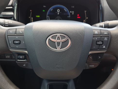 Used 2025 Toyota Camry LE w/ Convenience Package FWD image 28
