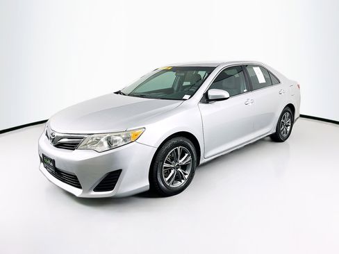 Used 2013 Toyota Camry LE image 3