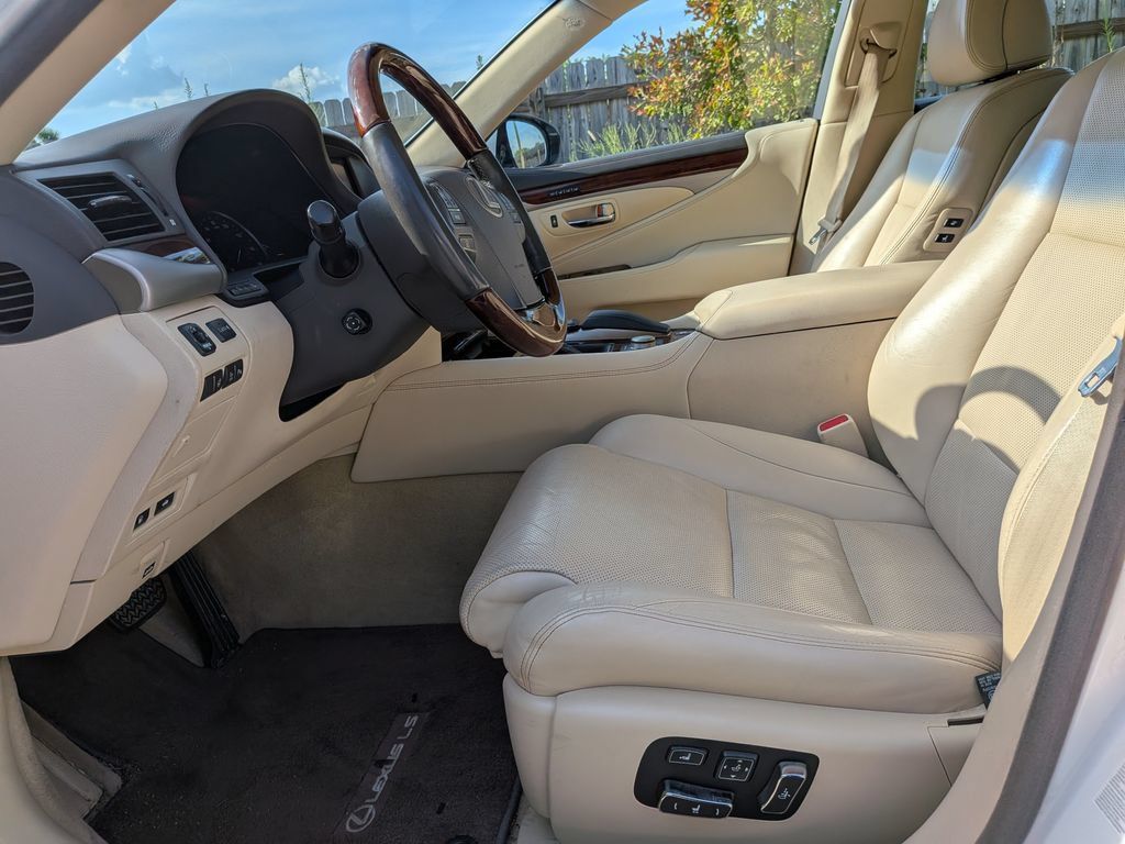 Used 2013 Lexus LS 460 w/ Comfort Pkg RWD image 10