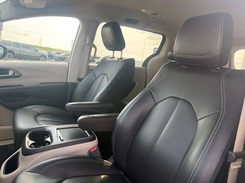 Used 2023 Chrysler Pacifica Touring-L FWD image 10