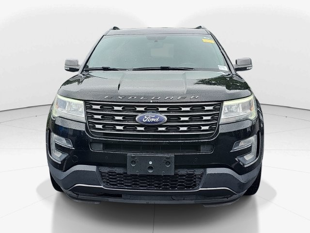 Used 2017 Ford Explorer XLT w/ Equipment Group 202A AWD/4WD image 8
