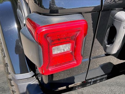 Used 2022 Jeep Wrangler Rubicon w/ LED Lighting Group AWD/4WD image 27