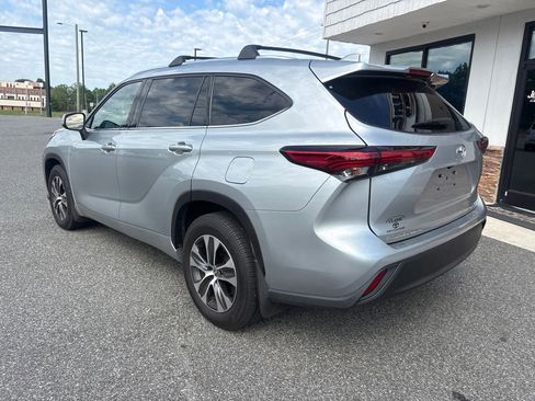 Used 2020 Toyota Highlander XLE AWD/4WD image 6