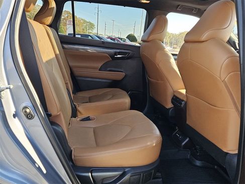 Used 2021 Toyota Highlander Platinum image 18