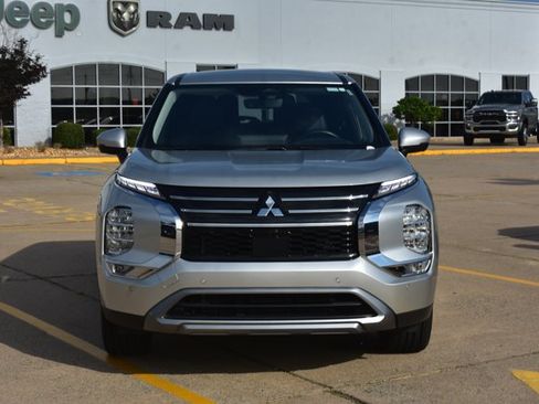 Used 2025 Mitsubishi Outlander SE FWD image 2